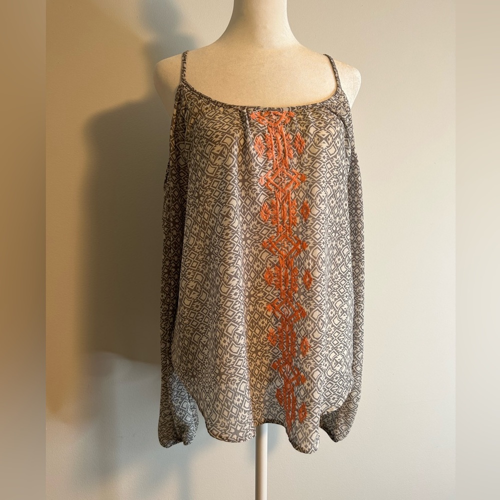 Xhileration grey white print cold shoulder top with coral detail Size Medium